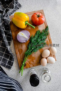 砧板上黄椒番茄洋葱莳萝鸡蛋与调料，备餐场景清新有序