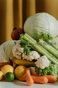 静物构图：卷心菜、西芹、花椰菜与柑橘类水果堆叠展示