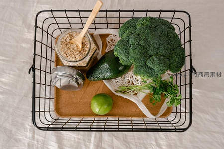 俯拍蔬果拼盘：牛油果、西兰花与燕麦的营养组合