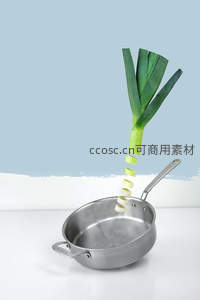 动态创意摄影：大葱切片悬浮入锅，清新厨艺瞬间定格