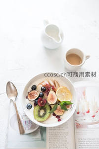 燕麦酸奶碗配奇异果无花果柠檬与咖啡书本