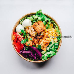 圆形木碗彩虹沙拉：溏心蛋、紫甘蓝、番茄、豆腐与玉米组合