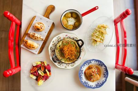 俯拍餐桌美食拼盘：馅饼、炖菜、沙拉与小食精致摆盘