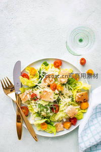 简约凯撒沙拉俯拍：金刀叉、樱桃番茄与透明玻璃杯点缀