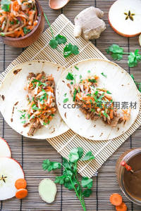 手撕猪肉卷饼配胡萝卜青苹果沙拉，竹席摆盘清新健康