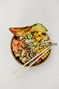 彩虹海鲜丼饭：三文鱼虾仁牛油果玉米芝麻，日式融合创意