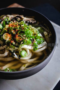 日式乌冬面特写：葱花辣椒海苔碎，热汤氤氲诱人食欲