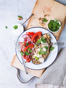 烤茄子配藜麦沙拉与酸奶酱，点缀香菜红洋葱番茄