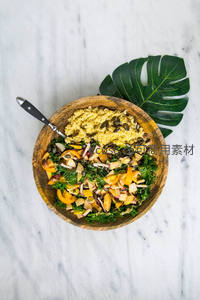 羽衣甘蓝藜麦沙拉木碗装，热带龟背叶装饰大理石台面