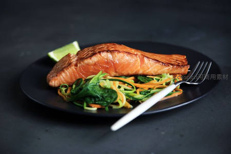 黑盘煎三文鱼配螺旋蔬菜面与青柠角，简约高级料理摆盘