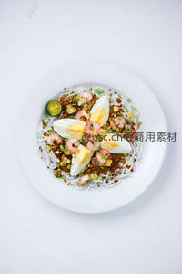 泰式虾仁凉拌米粉，配溏心蛋与青柠碎花生