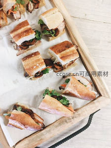 木质托盘上的越南法棍三明治，配香菜与烤肉，清新诱人