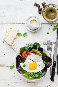煎蛋沙拉配糙米饼与咖啡，简约清新的早餐组合