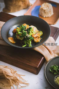 黑碗西兰花炒菌菇配芝麻，木质托盘上的健康轻食摆盘