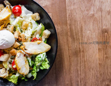 凯撒沙拉特写：烤鸡胸、溏心蛋、面包丁与罗马生菜的美味组合