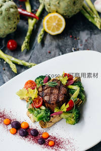炭烤牛排配时蔬：黑胡椒牛排佐西兰花、芦笋与洋蓟装饰