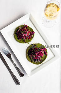 创意绿色玉米饼配紫甘蓝芽苗菜，佐白葡萄酒优雅摆盘