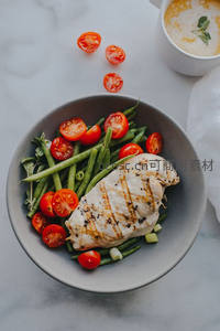 香煎鸡胸肉配绿豆角与小番茄健康餐盘