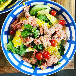 金黄玉米金枪鱼沙拉：蓝白瓷碗中的清爽夏日轻食组合