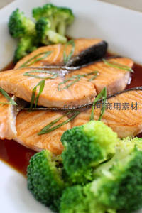 香煎三文鱼配西兰花，淋酱油汁，撒葱丝点缀