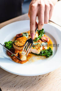 金黄煎扇贝配香草酱与西兰花，刀叉轻切瞬间特写