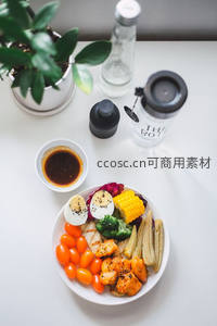 白色桌面上的彩虹营养碗：鸡胸肉、玉米、圣女果与水煮蛋