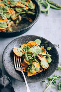 黑陶碗中红薯薄片沙拉，淋青酱配豆苗与芝麻