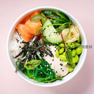 粉色背景日式三文鱼饭碗，配毛豆、海藻、黄瓜与芝麻酱，清新健康