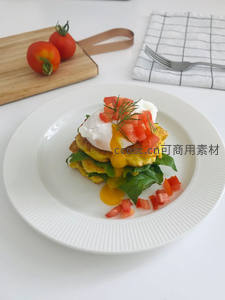 英式班尼迪克蛋配土豆饼，溏心蛋流心与番茄碎装饰