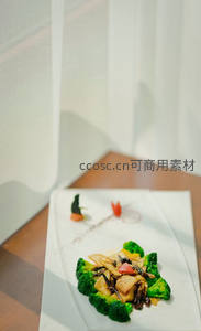 创意中式素菜摆盘，西兰花围边配菌菇豆腐，光影柔和