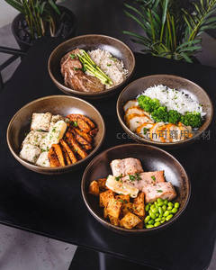 四款健康轻食碗摆盘：牛肉、鸡胸、豆腐与三文鱼搭配杂粮与蔬菜
