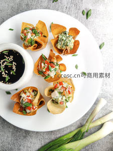脆皮春卷皮塔杯盛装泰式莎莎与菠菜奶酪馅料