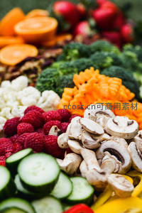 彩虹蔬果拼盘：西兰花、胡萝卜、蘑菇、覆盆子与黄瓜切片