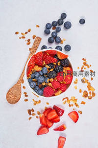 浆果燕麦碗俯拍：草莓蓝莓覆盆子与格兰诺拉脆片的健康早餐