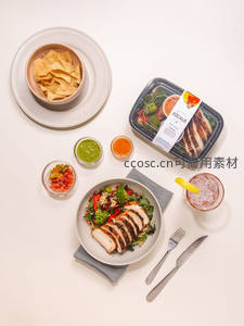 轻食沙拉套餐平铺：烤鸡胸肉沙拉配酱料与即食餐盒组合
