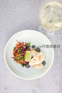 香煎鱼排配彩蔬沙拉：青柠紫甘蓝卷心菜沙拉与白葡萄酒佐餐