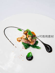 精致分子料理牛排配坚果叶菜与酱汁艺术摆盘