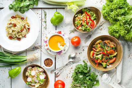 俯拍健康轻食拼盘：意面、蔬菜沙拉、浓汤与新鲜食材