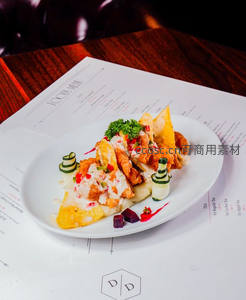 创意炸鸡塔可配酸奶酱与彩椒，餐厅菜单旁精致摆盘