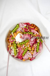 彩虹意面沙拉配荷兰豆、菊苣与酸奶油，白布背景高颜值