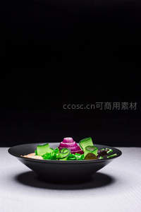 黑碗创意蔬菜沙拉：紫洋葱卷心造型配黄瓜卷与生菜