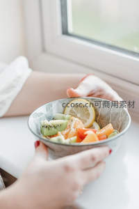 窗边手捧水果碗：猕猴桃橙片柠檬片清新组合