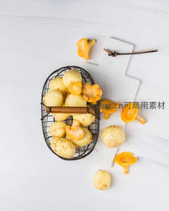 竹篮盛放小土豆与金黄鸡油菌，简约北欧风食材静物摄影