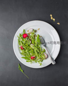 芝麻菜萝卜沙拉配南瓜籽，极简黑底白盘创意摆盘