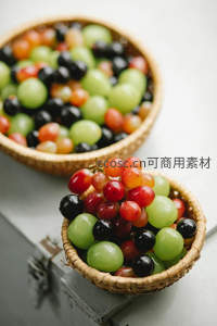 竹编篮中五彩葡萄特写：红绿黑三色鲜果堆叠清新诱人
