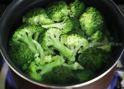 锅中焯水西兰花，翠绿饱满蒸汽升腾特写