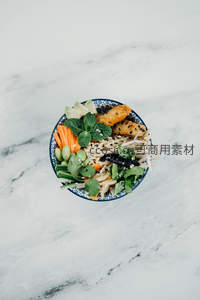 俯拍蓝边瓷碗韩式拌饭：食材分层摆放，清新绿意与暖色调交织