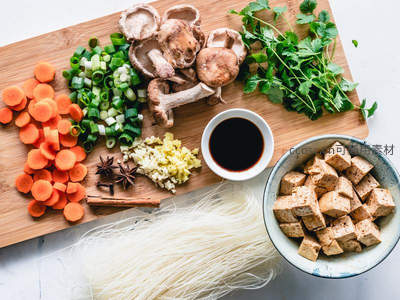 中式素菜备料：香菇豆腐粉丝配葱姜蒜八角与酱油