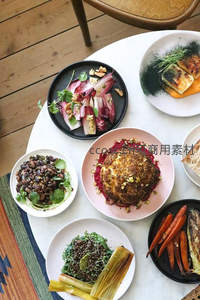 多 dish 美食拼桌俯拍：烤花椰菜、菊苣沙拉、豆类沙拉与烤胡萝卜，生活化餐桌场景