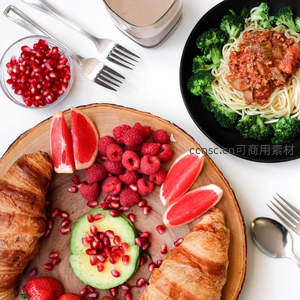 法式早餐拼盘：可颂、牛油果、覆盆子与西柚的缤纷组合